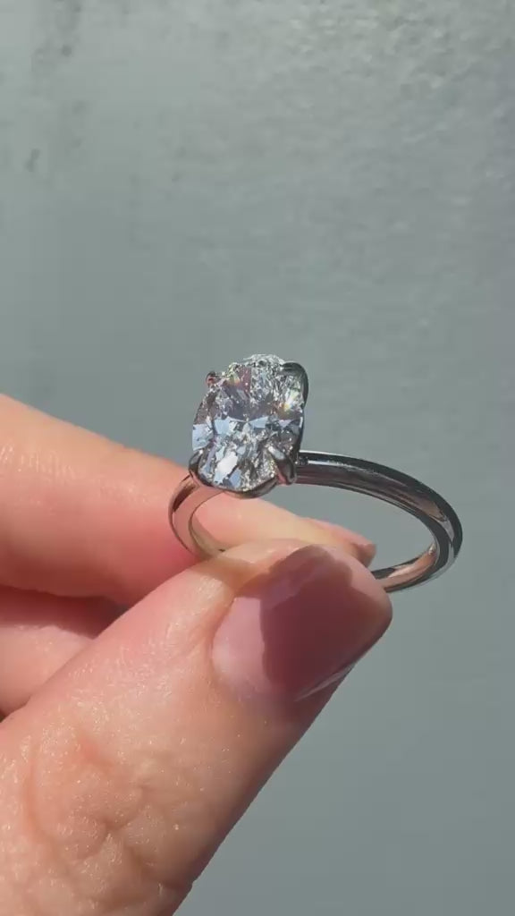 Modern Oval Solitaire